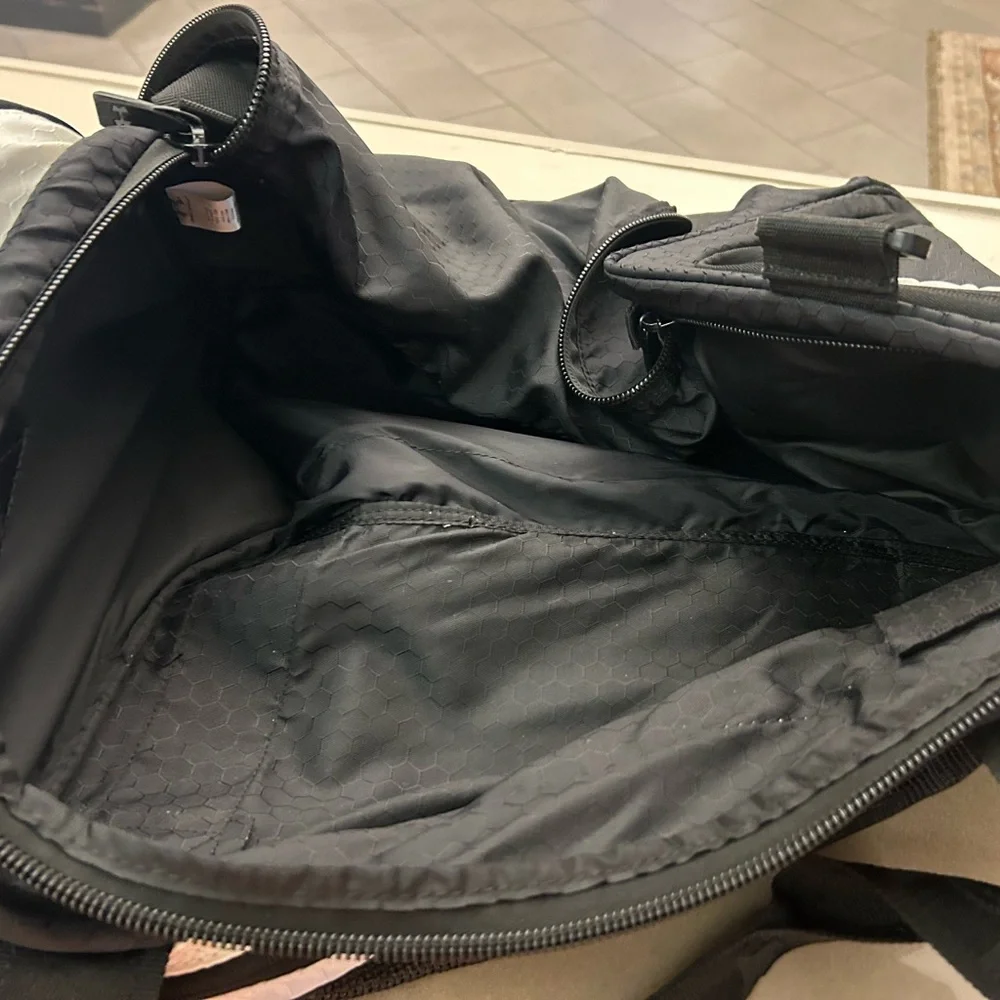 Under Armour Black and Gray Duffel Bag Preowned light wear